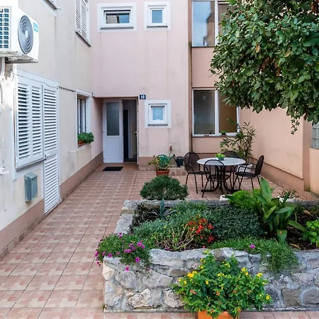 Apartment Bor - On The Beach Malinska Exterior foto